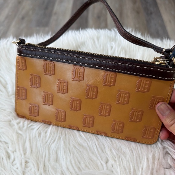 Dooney & Bourke Tan Detroit Tigers Leather Wristlet NWT - Picture 2 of 9
